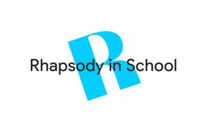Das Logo von Rhapsody in School, ein blauer und goldener Schriftzug